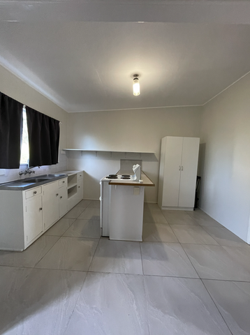 Comfortable 2-Bedroom Unit with Carport - Photo 4