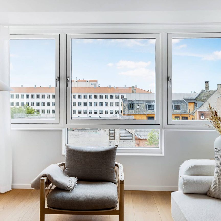 Furnished penthouse apartment with west-facing balcony right by Kongens Nytorv - Photo 1