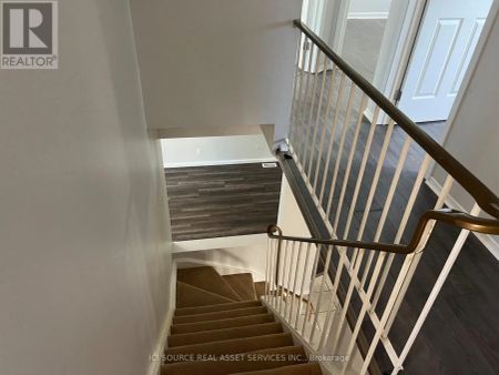 45 HUNTSMAN CRESCENT - Photo 4