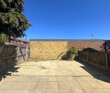 3 bedroom end of terrace house to rent - Photo 2