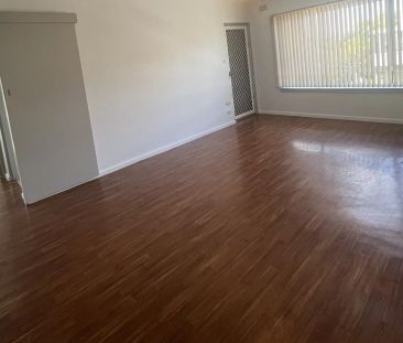 Top-floor 2-bed apartment with balcony & garage in Allawah – bright... - Photo 3