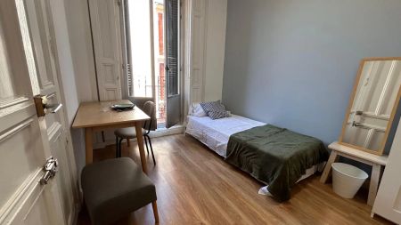 Room in a shared 6-bedroom apartment for rent in Embajadores, all bills included - Photo 5