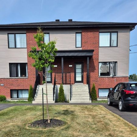 logement 5 1/2 sur deux étages avec cour arrière gazonné à Sainte-Madeleine - Photo 3