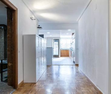 Room in a shared 10-bedroom apartment for rent in L'Amistat - Photo 3