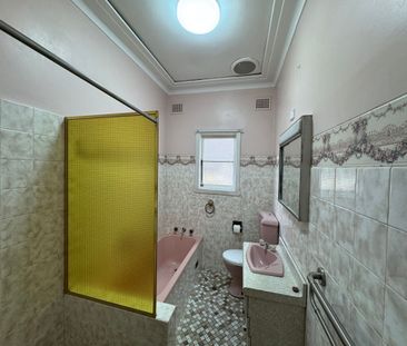 5 Bedroom Family Home in a Prime Location! - Photo 3