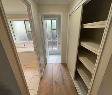 Large Modern 4 Bedroom Home - Photo 6