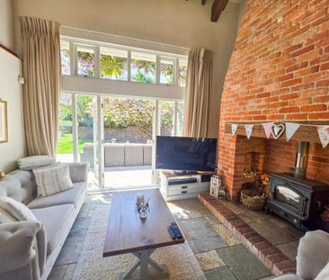 4 bedroom barn conversion to rent - Photo 2