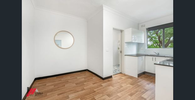 Superbly located - Modern Spacious Apartment - Photo 1