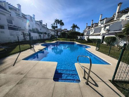 Alquiler de chalet adosado en Calle Almachar - Photo 3