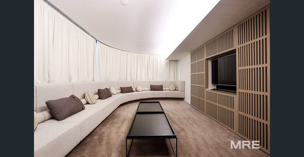 City living with resort-style amenities - Photo 1