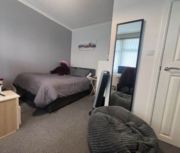 Rosemont Walk (room 1), Bramley, Leeds - Photo 4