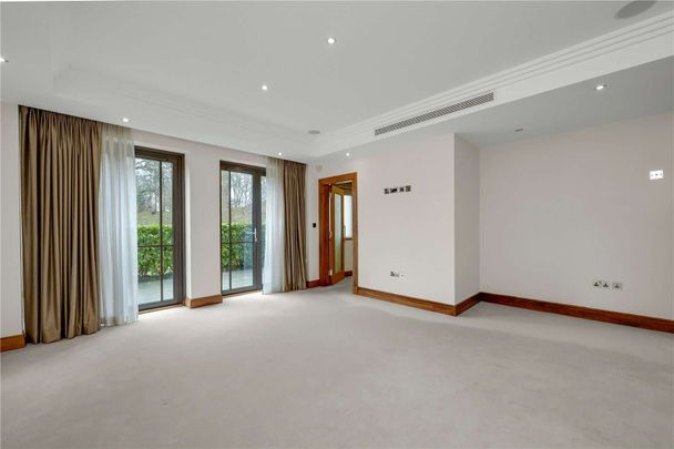 A spacious four bedroom ground floor apartment ideal for entertaining and enjoying the views over the Charters estate. - Photo 1