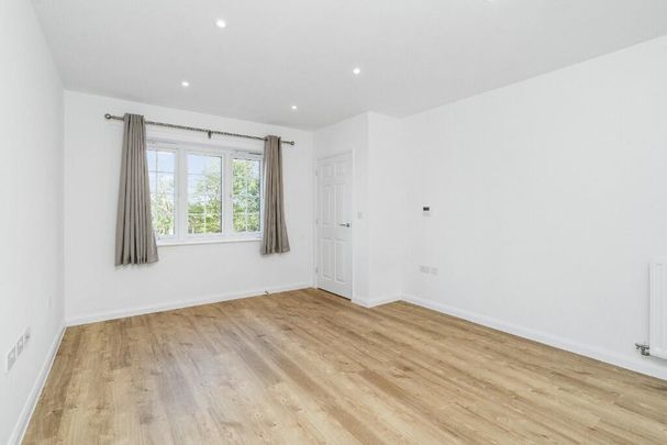 3 bedroom end of terrace house to rent - Photo 1