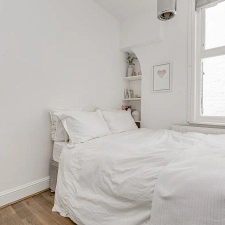 1 bedroom flat in London - Photo 3