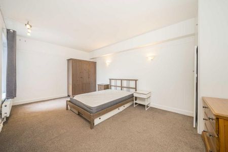 4 bedroom flat to rent - Photo 2