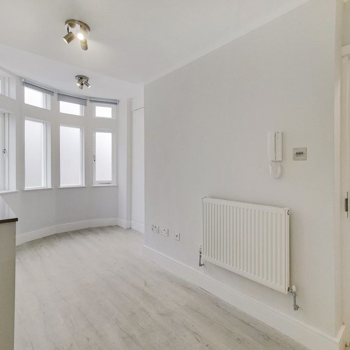 North End Road, London, NW11 - Photo 1