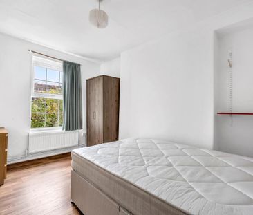 3 bedroom flat to rent - Photo 4