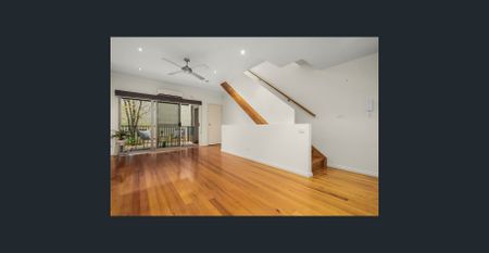 Spacious Three Level Townhouse - New Carpet to all Bedrooms - Photo 4