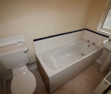 3 Bedroom Mid Terraced House - Photo 2