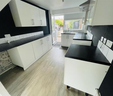 3 bedroom terraced house to rent - Photo 2