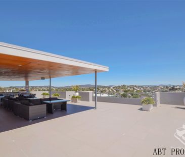 Unbeatable Location, Ground Floor With A Big Courtyard. Walk To Tra... - Photo 5