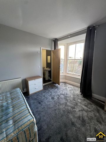 1 bed Penthouse in Commercial Street , Camborne, TR14 8JY - Photo 4