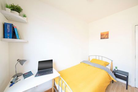 1 bedroom in a house share to rent - Photo 2