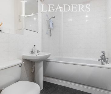 2 bedroom house to rent St. Andrews Gardens, Cobham, KT11 - Photo 2