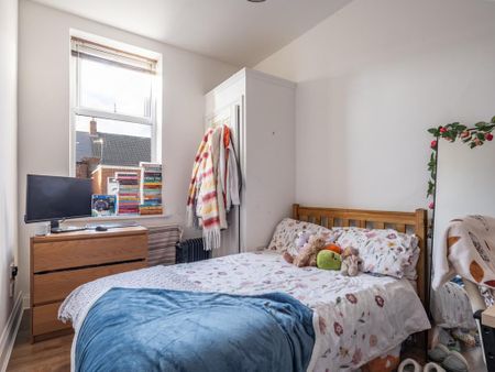 3 bedroom flat to rent - Photo 4