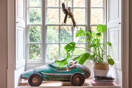 An outstanding Grade II* listed country house, on the edge of the popular village of West Meon. - Photo 2