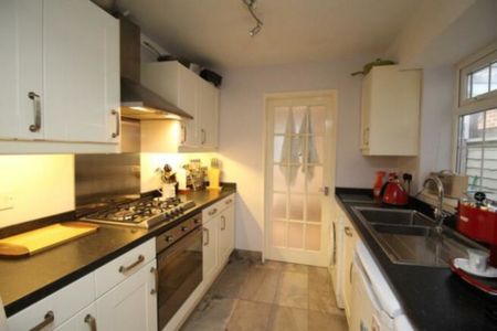 3 bedroom Property to rent - Photo 5