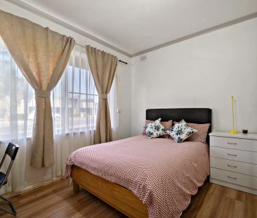 Spacious Three Bedroom Between the City and Sea - Photo 1