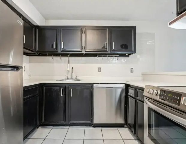 2 bed Killarney condo - Walk to Train, New Appliances, 17th ave, Dog parks | 307 - 1900 25A St SW, Calgary - Photo 1