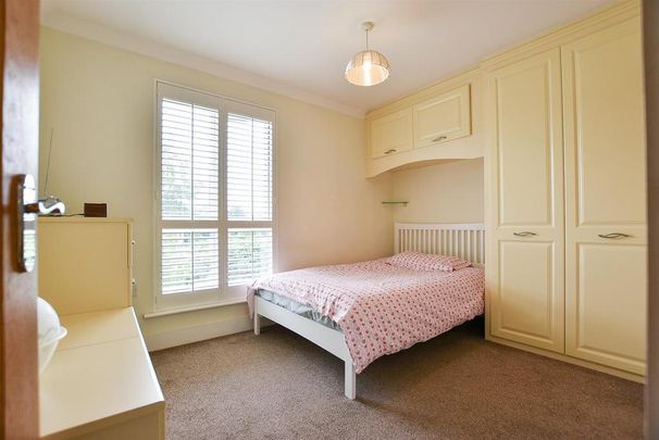3 bedroom mews to rent - Photo 1
