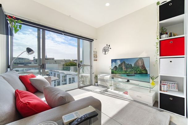 Prime Ponsonby Location on the top level of this smart complex. - Photo 1