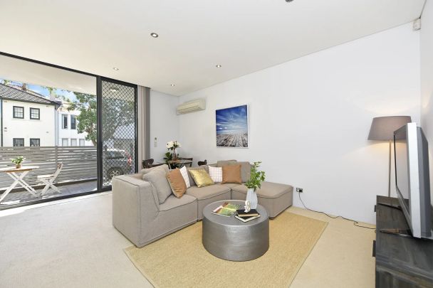 Townhouse style apartment with private street access - Photo 1