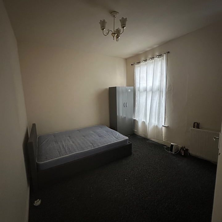 Room in a Shared House, Barking Road, E6 - Photo 1