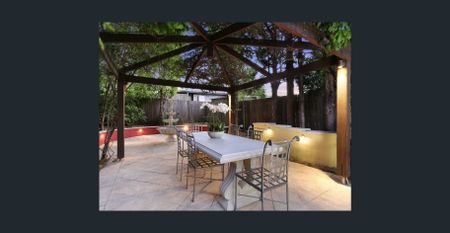 Tastefully designed three bedroom home - Photo 5