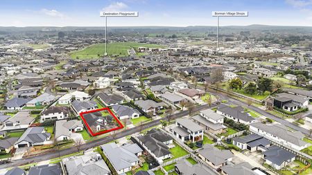 Modern four-bedroom home for rent in the popular Flagstaff area, featuring a master bedroom with a stylish ensuite, a modern kitchen with gas cooking and a pantry for extra storage, two spacious living areas with a cozy fireplace, a contemporary bathroom, and a double internal-access garage. - Photo 4