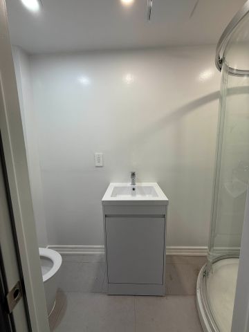 For Lease - 4327 Burnaby Court, Mississauga, Ontario - Photo 3