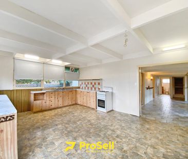 PERFECTLY LOCATED 3 BEDROOM FAMILY HOME - Photo 4