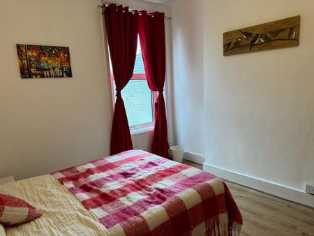 Room in a Shared Flat, Garratt Lane, SW18 - Photo 4