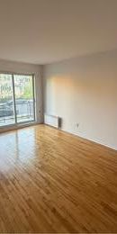 41/2 a Laval dispo 1 Déc 2025 internet 1 stationnements, Thermopompe chaud et froid Locker privé inclus - Photo 4