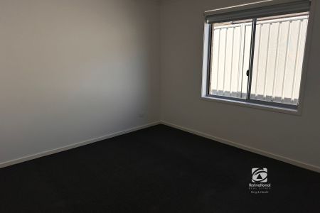 COMFORTABLE LIVING - LANDSCAPED AND SIDE ACCESS - Photo 4