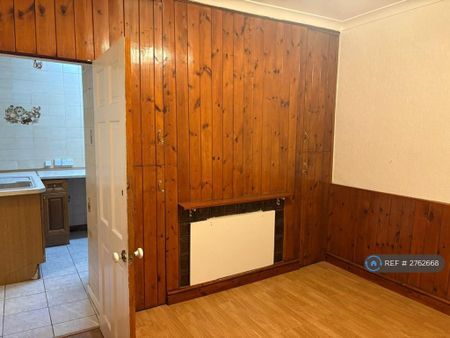 2 bedroom semi-detached house to rent - Photo 4