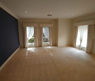 EXECUTIVE LIVING CLOSE TO SCHOOLS, SHOPPING AND TRANSPORT - Photo 4