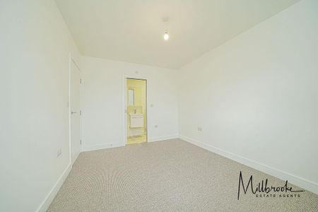 4 bedroom semi-detached house to rent - Photo 5