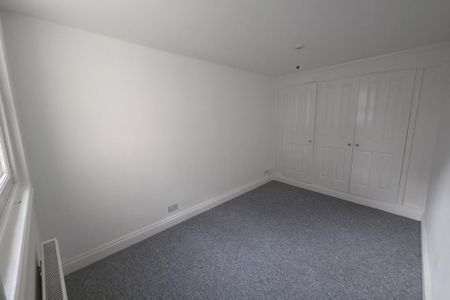 3 bedroom flat to rent - Photo 4