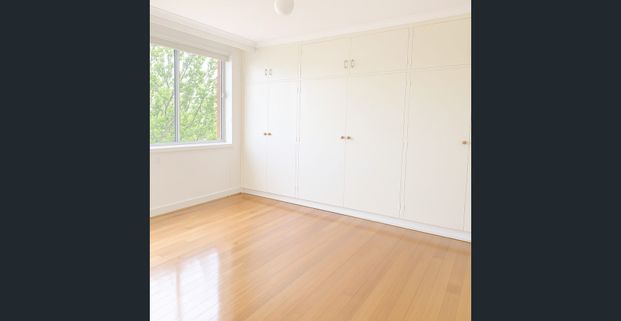 Spacious Light-Filled Apartment Offering Comfort & Convenience | FLARE REAL ESTATE - Photo 1
