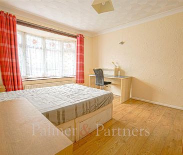 4 bedroom semi-detached house to rent - Photo 3